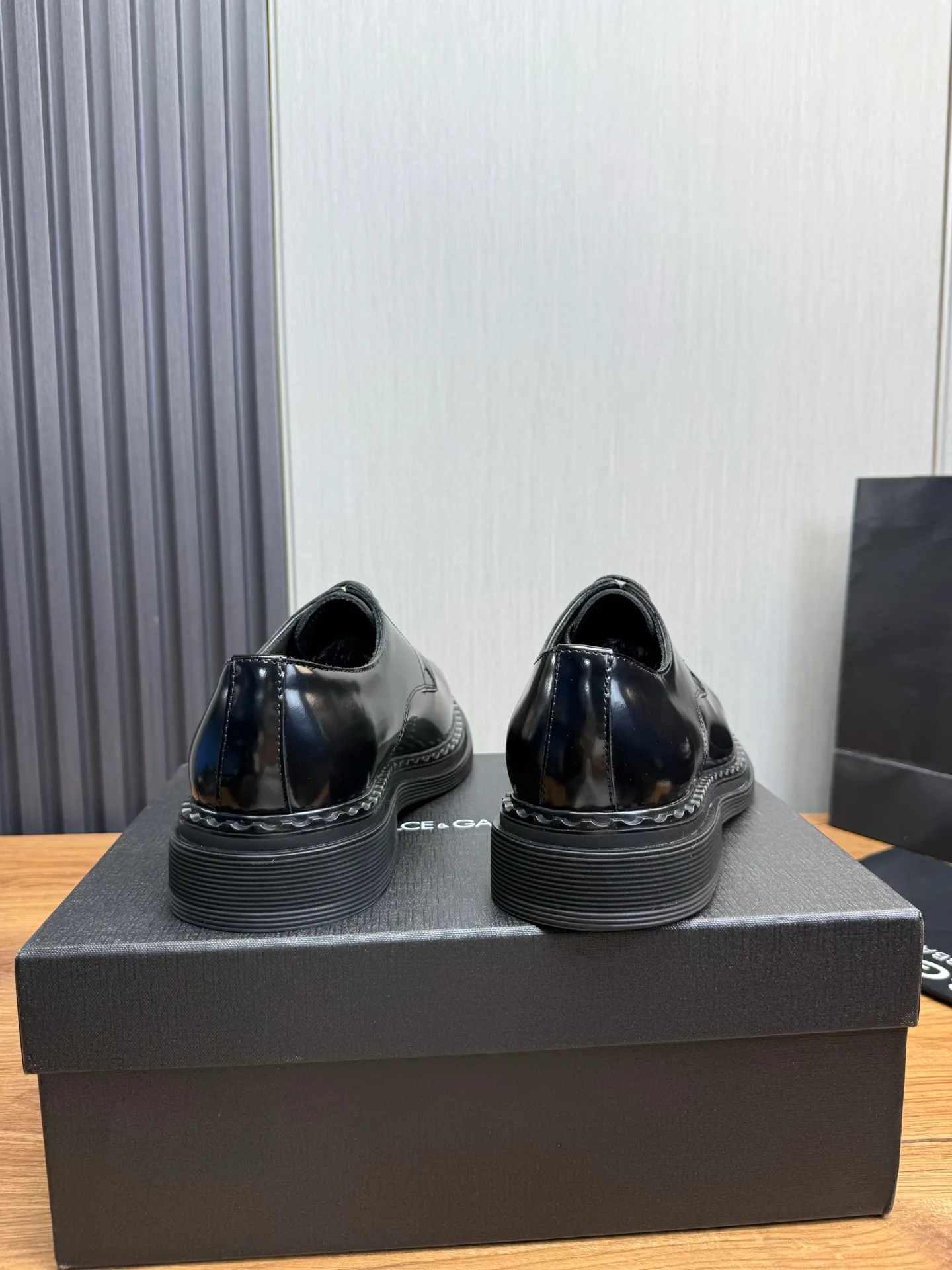 Men's shoes 💰900💰 DG. Men's casual lace-up leather shoes, the latest hot style 🔥 1:1 original purchase quality, top quality goods ⬆️The upper is imported open-edge beaded cowhide, cowhide, and cow suede. The hand-made three-dimensional stitching highlights the round toe design. The inner foot pads are all imported cowhide, with the original wear-resistant foam outsole, matching code 39-44, (38, 45 custom-made, non-returnable)